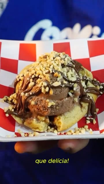 Cookie com sorvete, calda de chocolate e amendoim