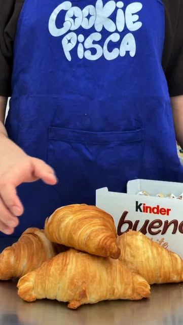 Croissants dourados ao lado de bombons